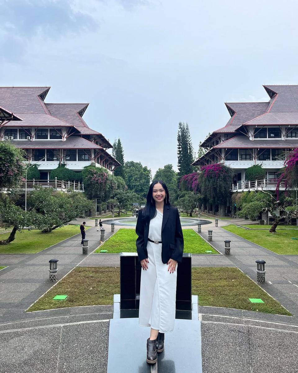 OOTD smart casual untuk kuliah (instagram.com/salmaranggitaa)